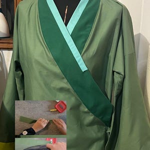 以下が含まれることがあります： マネキンに展示された、コントラストの効いた濃い緑と薄い緑の襟とトリムが付いた緑色のローブ。ローブは袖に黄色のトリムが付いています。インセットは縫製とアイロンがけの詳細を示しています。