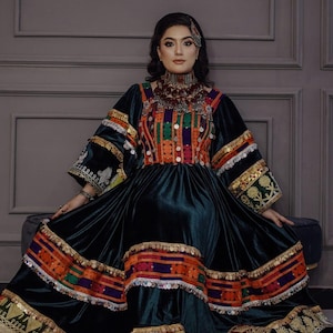 Handgefertigtes Afghanisches Samtkleid: Exquisite Stick- & Spiegelarbeit