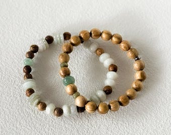 Natuurlijke jadeiet sandelhout kralenarmband | Aardse minimalistische stapelbare sieraden
