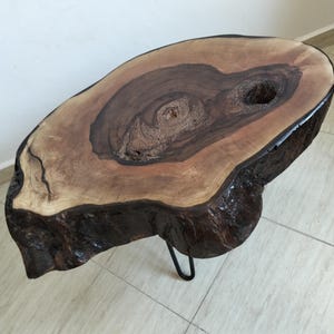Mesa auxiliar de madera de nogal, diseño orgánico y natural, pieza única hecha a mano.