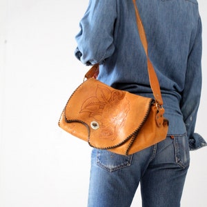 Bolso tipo cartera de piel repujada de los años 70