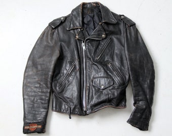 Puede incluir: Una chaqueta de cuero negra para motocicleta con cierre de cremallera y un parche de Harley Davidson en la manga izquierda.