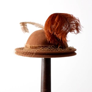 cappello piumato vintage anni '40, cappello con piuma marrone