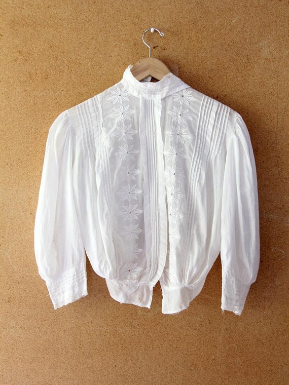 1900s antique white cotton blouse with floral embr