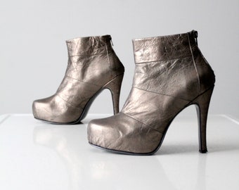 Botines vintage de plataforma metalizados en color plata, talla 8.5