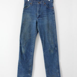 K&ouml;nnte beinhalten: Eine blaue Jeanshose mit geradem Bein. Die Jeans hat einen klassischen F&uuml;nftaschen-Stil und einen Knopfverschluss.