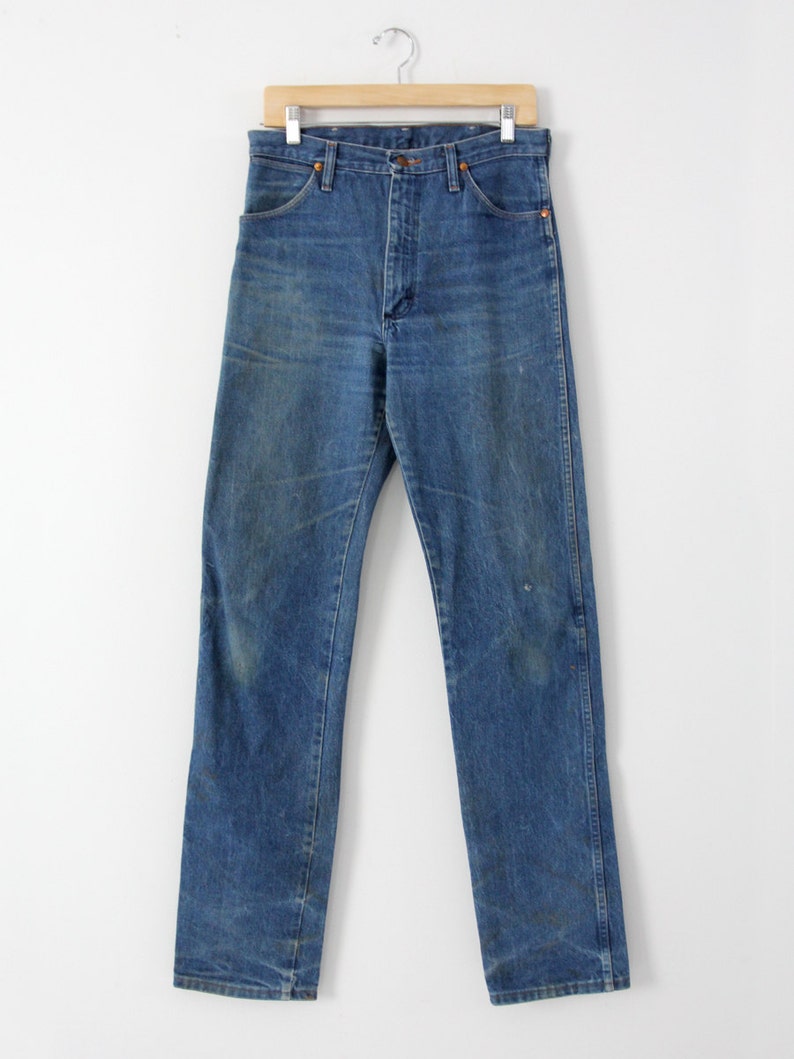 K&ouml;nnte beinhalten: Eine blaue Jeanshose mit geradem Bein. Die Jeans hat einen klassischen F&uuml;nftaschen-Stil und einen Knopfverschluss.
