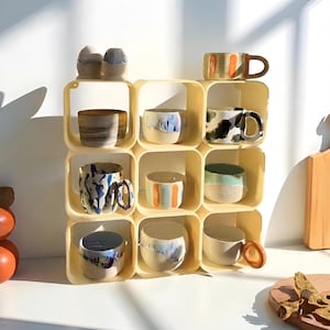 Tassenregal bunt