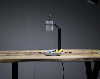 手作り大理石テーブルランプ - 円筒形の石ベースとフロストガラス 