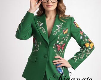 Traje de dos piezas bordado verde — Detalle floral y de mariposa — Traje de novia/fiesta