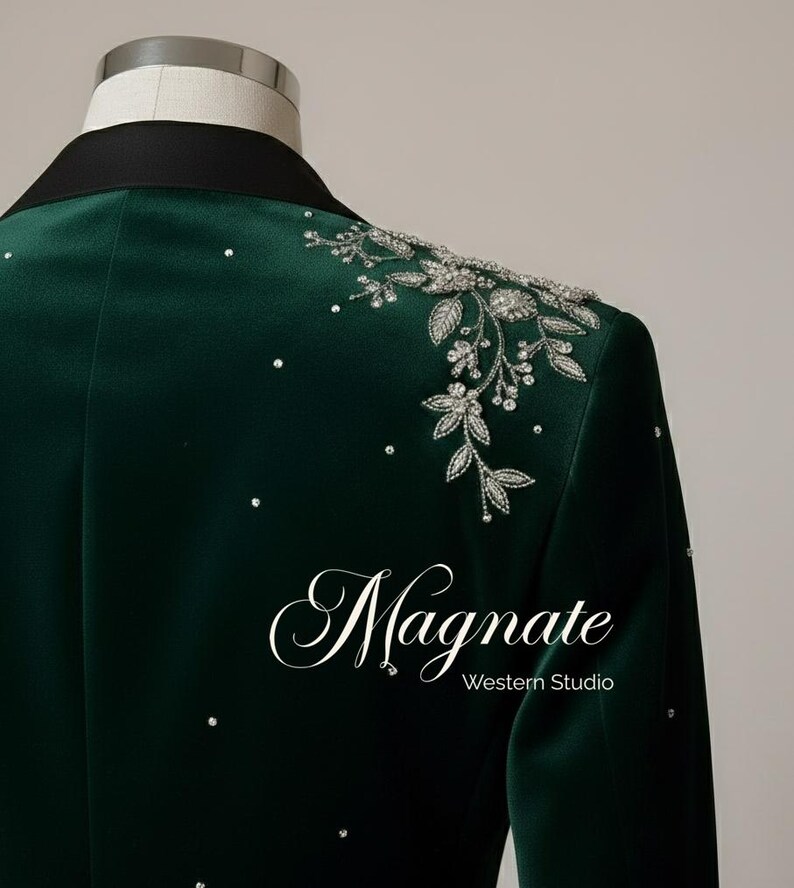 Puede incluir: Un blazer de terciopelo verde oscuro con cuello negro. El hombro est&aacute; adornado con bordados florales plateados y pedrer&iacute;a dispersa. La palabra "Magnate" y "Western Studio" est&aacute;n impresas en el blazer.