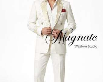 Traje de lujo blanco con diamantes de imitación para hombre: traje de novio para boda en Las Vegas, blazer y pantalones acampanados con tachuelas doradas y adornos personalizados, atuendo de escenario inspirado en Elvis.