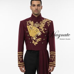 Royal Burgundy Samt bestickte Jacke | Motiv Löwe goldfarben | Luxus Herrenmantel | Barock Designer Outfit | Wedding & Stage Wear Bild 1