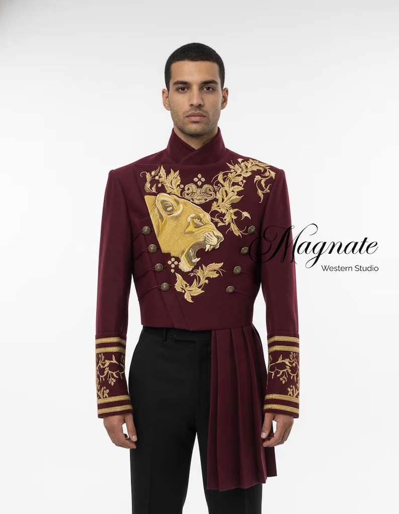 Royal Burgundy Samt bestickte Jacke | Motiv Löwe goldfarben | Luxus Herrenmantel | Barock Designer Outfit | Wedding & Stage Wear Bild 1