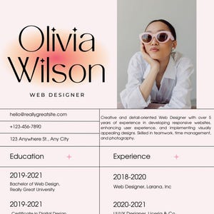 Könnte beinhalten: Ein Lebenslauf einer Webdesignerin mit dem Namen "Olivia Wilson" in großer, eleganter Schrift. Der Lebenslauf enthält Kontaktinformationen, Ausbildung, Erfahrung, Sprachen und Fähigkeiten. Ein Foto einer Person mit Sonnenbrille befindet sich oben rechts.