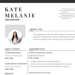 Könnte beinhalten: Lebenslauf-Vorlage für "Kate Melanie", Webentwickler. Das Dokument enthält Abschnitte für Ausbildung, Fähigkeiten und Erfahrung sowie ein Foto einer Frau. Kontaktdaten sind oben aufgeführt.
