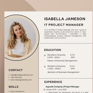 Könnte beinhalten: Eine beige und weiße Lebenslaufvorlage mit einem Foto einer Frau mit lockigem blondem Haar. Der Lebenslauf enthält Abschnitte für Kontaktinformationen, Fähigkeiten, Ausbildung, Erfahrung und Auszeichnungen. Der Text enthält den Namen Isabella Jameson und die Berufsbezeichnung IT Project Manager.