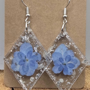 Oorbellen geperste hortensiahars – Echte bloemensieraden met zilveren vlokken – blauwe tinten