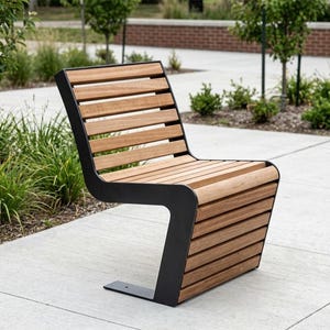 Puede incluir: Un banco moderno para exteriores con asiento y respaldo de listones de madera. El marco es de metal negro, con un diseño curvo único. El banco está diseñado para uso en exteriores y se coloca sobre una superficie de hormigón.