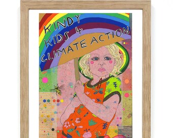 Puede incluir: Impresión artística enmarcada que muestra a un niño sosteniendo un paraguas arcoíris con el texto "Kindy Kids & Climate Action". El niño lleva una camiseta naranja con mangas verdes y una falda rosa. Una abeja vuela cerca del niño. El fondo tiene salpicaduras coloridas.