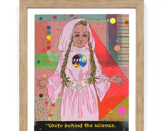 Puede incluir: Obra de arte en un marco de madera clara. La obra presenta una figura con una túnica rosa con largas trenzas, con los brazos extendidos. El fondo es un collage colorido con el texto: "Uníos a la ciencia. Esa es nuestra demanda."