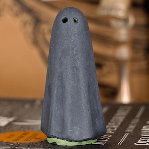 Spectral Ghost Vessel – Green-Eyed Phantom – Black and Green Handmade Figurine – Gothic Spirit Sculpture – Halloween or Altar Decor
