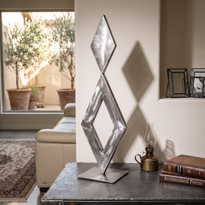 Handgemaakte metalen sculptuur – Abstracte geometrische decoratie met transparante lak.