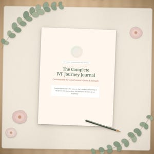 Op de afbeelding: Een crèmekleurig dagboek met de titel The Complete IVF Journey Journal en de ondertitel Customizable for Any Protocol • Hope & Strength. Een citaat staat in een wit kader en een zwart potlood ligt rechtsonder op de omslag van het boek.