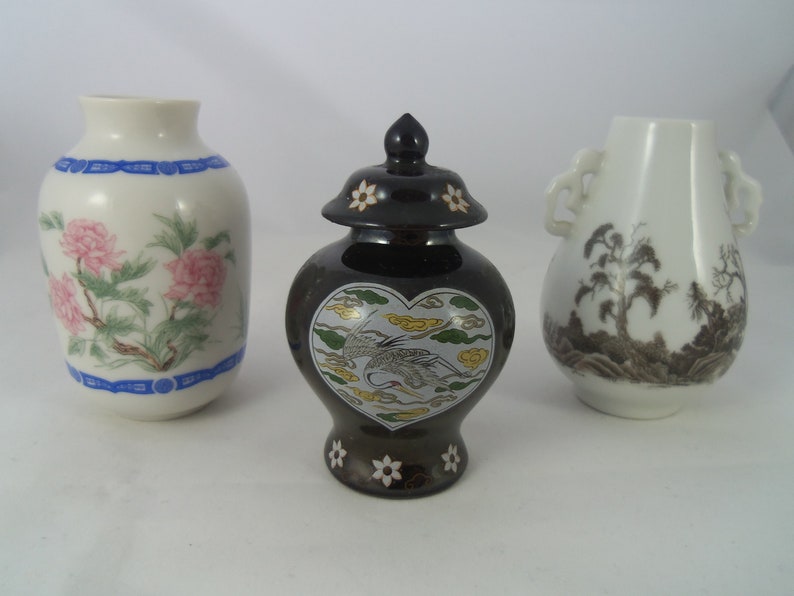 MINIATURE LIDDED VASE BLUE WITH FLORAL DESIGN