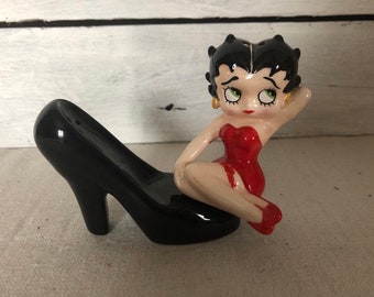 Salière et poivrière Betty Boop - Assis sur la chaussure - Magnétique