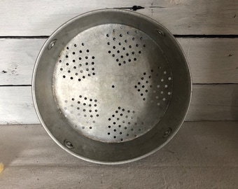 Vintage runde Aluminium Sieb Schüssel - Dishpan Stainer - Gemüse Stainer - Aluminium Pan - Country Kitchen Decor