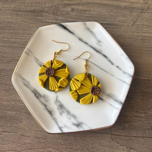 Pendientes redondos de girasol