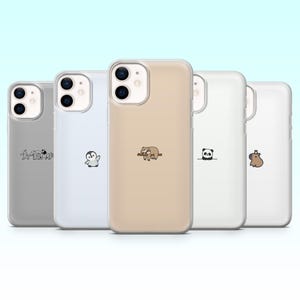 Peut inclure: Cinq coques de téléphone transparentes avec différents dessins d'animaux de dessins animés. Les coques sont disposées en rangée, chacune présentant une illustration unique : un groupe d'animaux, un pingouin, un paresseux, un panda et un ours. Les coques sont conçues pour un smartphone.