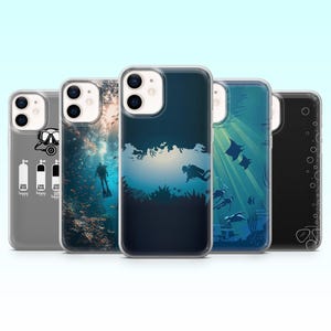 Könnte beinhalten: Eine Sammlung von fünf Handyhüllen mit Unterwassermotiven. Die Hüllen zeigen Bilder von Tauchern, Meereslebewesen und Tauchausrüstung. Die Hüllen sind in verschiedenen Farben erhältlich, darunter Blau, Schwarz und Grau.