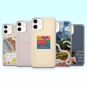 Pode incluir: Uma coleção de cinco capas de telemóvel com vários designs. Uma capa apresenta uma ilustração de gato e texto, outra tem a palavra "OPTIMIS", e uma terceira mostra a frase "It's a GOOD DAY to be Alive!". As outras duas capas têm ilustrações de montanhas e gatos.