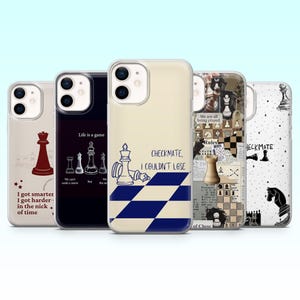 Peut inclure: Plusieurs coques de téléphone avec des motifs sur le thème des échecs. Les coques présentent des pièces d'échecs, des phrases d'échecs et du texte comme « La vie est un jeu ». Les couleurs incluent le blanc, le noir, le bleu et le rouge.