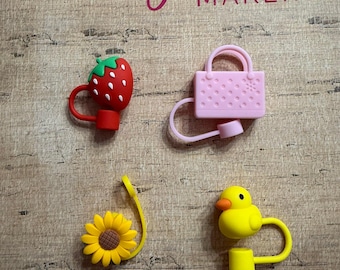 Assortiment fantaisiste de décorations en paille