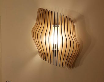 Applique murale asymétrique design en bois ajouré, luminaire en lamelles de bois, applique design d'intérieur pour une lumière élégante