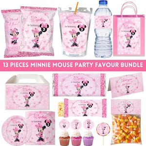 Puede incluir: Un paquete de recuerdos de fiesta de Minnie Mouse rosa con 13 piezas. El conjunto incluye bolsas de golosinas, bolsas para bebidas, etiquetas para botellas de agua, bolsas de regalo, una caja, envoltorios de barras de caramelo, una tarjeta, un plato, una taza, adornos para cupcakes y una bolsa de dulces. El texto "Sophia cumple 3 años" es visible.