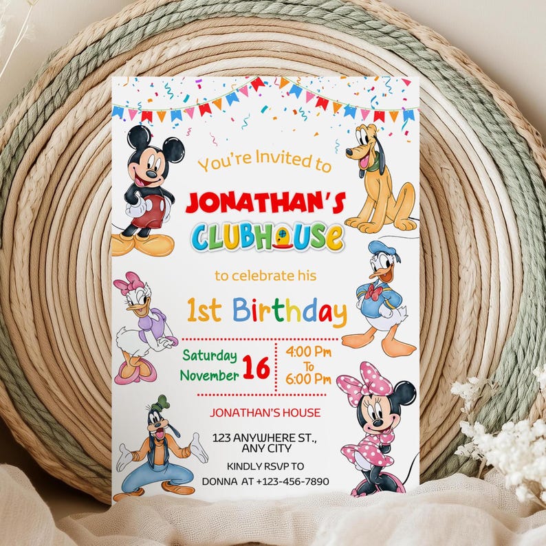 Puede incluir: Una colorida invitaci&oacute;n de cumplea&ntilde;os con Mickey Mouse, Minnie Mouse, Pato Donald, Daisy, Goofy y Pluto. La invitaci&oacute;n dice: "Est&aacute;s invitado a la Casa Club de Jonathan para celebrar su 1er cumplea&ntilde;os" con detalles del evento.