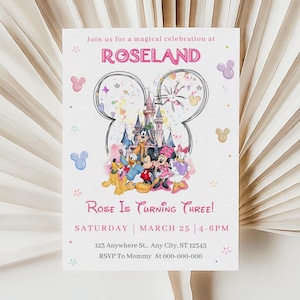 Puede incluir: Una tarjeta de invitación blanca con el texto "Join us for a magical celebration at ROSELAND". La tarjeta presenta un castillo, Mickey Mouse, Minnie Mouse, Donald Duck, Daisy Duck y Pluto. También se ve el texto "Rose Is Turning Three!"
