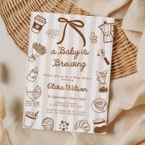 Könnte beinhalten: Babyparty-Einladung mit Kaffeethema. Die Einladung zeigt den Text "a Baby is Brewing" mit Illustrationen von Kaffeeartikeln wie einer Kaffeetasse, Bohnen und einer French Press. Die Einladung hat einen beigen Hintergrund mit vertikalen Streifen.
