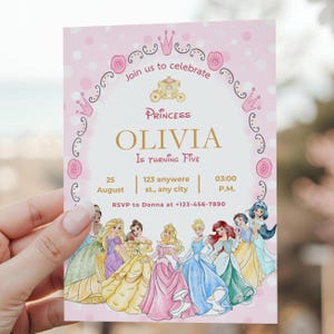 Op de afbeelding: Een roze uitnodiging met prinsessenthema met de tekst "Join us to celebrate" en "Princess Olivia is turning five." De uitnodiging bevat illustraties van prinsessen en een decoratieve rand.