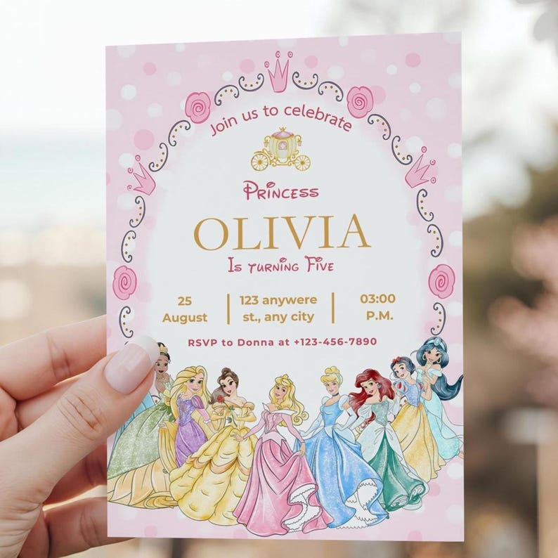 Op de afbeelding: Een roze uitnodiging met prinsessenthema met de tekst "Join us to celebrate" en "Princess Olivia is turning five." De uitnodiging bevat illustraties van prinsessen en een decoratieve rand.
