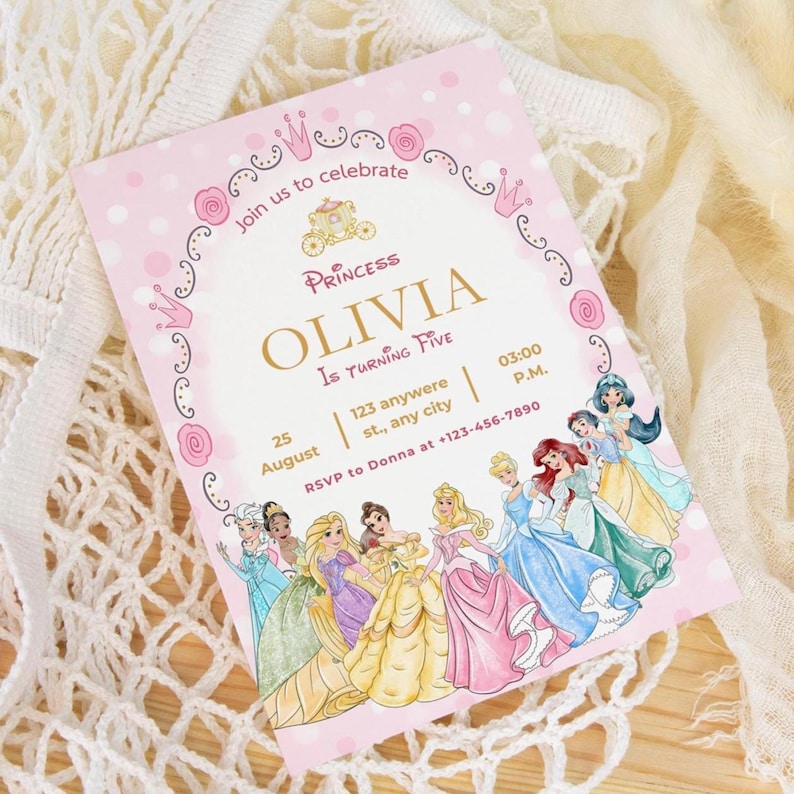 Op de afbeelding: Roze uitnodiging met prinsessenthema met de tekst "Join us to celebrate PRINCESS OLIVIA Is Turning Five". De uitnodiging bevat illustraties van prinsessen en een decoratieve rand met kronen en rozen. De datum en tijd zijn ook inbegrepen.