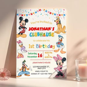 Puede incluir: Invitaci&oacute;n de cumplea&ntilde;os con Mickey Mouse, Minnie Mouse, Pato Donald, Goofy, Pluto y Daisy. La invitaci&oacute;n dice: "Est&aacute;s invitado a la Clubhouse de Jonathan para celebrar su 1er cumplea&ntilde;os" con detalles del evento.