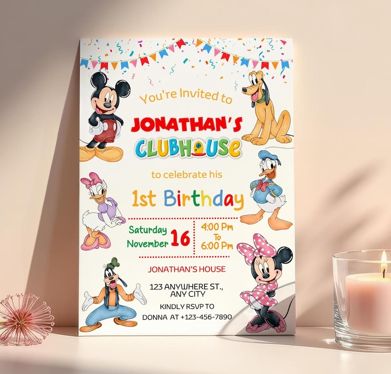 Puede incluir: Invitaci&oacute;n de cumplea&ntilde;os con Mickey Mouse, Minnie Mouse, Pato Donald, Goofy, Pluto y Daisy. La invitaci&oacute;n dice: "Est&aacute;s invitado a la Clubhouse de Jonathan para celebrar su 1er cumplea&ntilde;os" con detalles del evento.