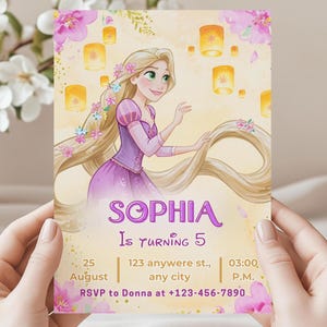 Puede incluir: Una invitación de cumpleaños con una ilustración de dibujos animados de una princesa. La invitación incluye el nombre "Sophia", el texto "Is Turning 5", la fecha, la hora, la dirección y la información de RSVP. La princesa tiene pelo largo y rubio y lleva un vestido morado.