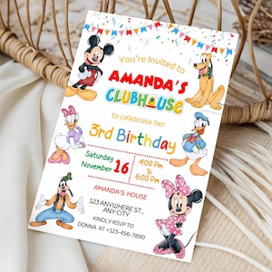Puede incluir: Una colorida invitaci&oacute;n de cumplea&ntilde;os con Mickey Mouse, Minnie Mouse, el Pato Donald, Daisy, Goofy y Pluto. La invitaci&oacute;n dice "AMANDA'S CLUBHOUSE" y celebra un tercer cumplea&ntilde;os el 16 de noviembre.