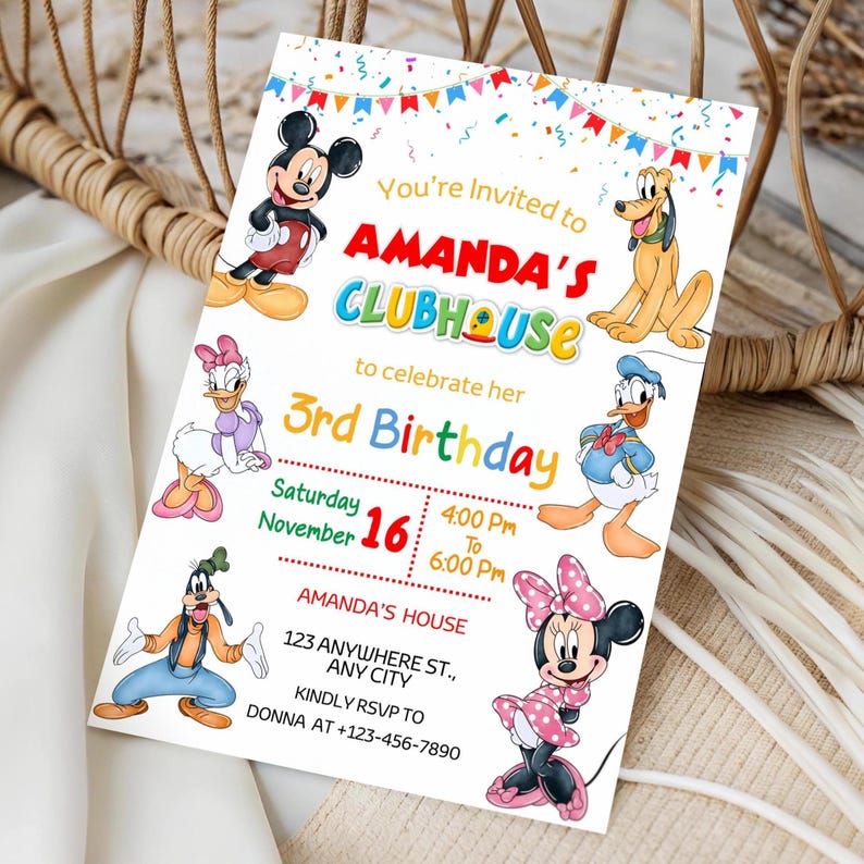 Puede incluir: Una colorida invitaci&oacute;n de cumplea&ntilde;os con Mickey Mouse, Minnie Mouse, el Pato Donald, Daisy, Goofy y Pluto. La invitaci&oacute;n dice "AMANDA'S CLUBHOUSE" y celebra un tercer cumplea&ntilde;os el 16 de noviembre.